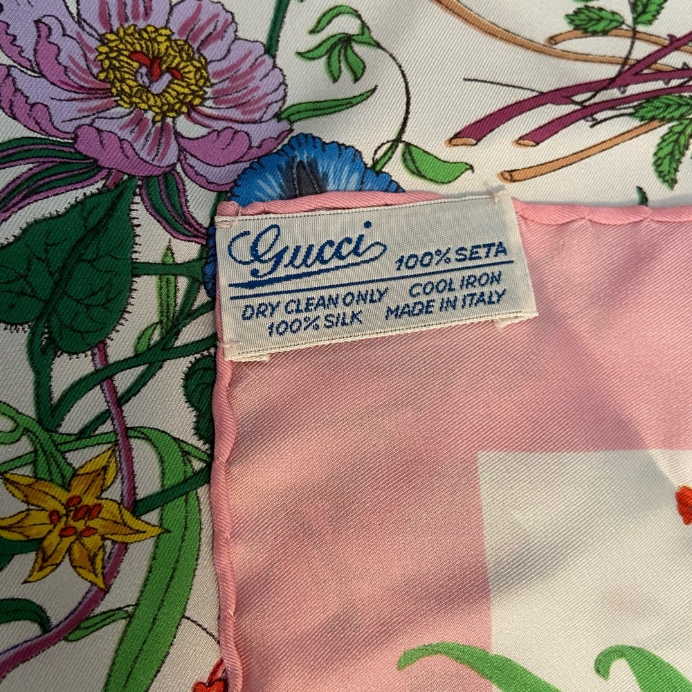 Authentic Gucci Vintage Iconic Flora Silk Square Scarf - Picture 10 of 14